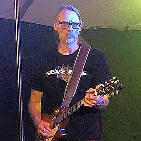 Dr. Andreas 'Atti' Müller (guitar)